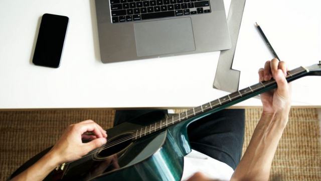 Composer et déposer ses œuvres avant d'adhérer Auteur-compositeur travaillant sur ses morceaux en studio