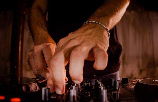 DJ et musique electronique : le bon professionnel pour votre soiree