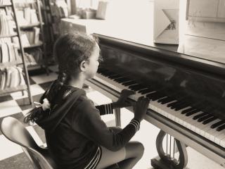 Location piano ou achat d'occasion pour un enfant qui débute ?