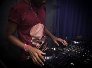 Location sono soirée ou DJ : laquelle coûte vraiment moins ?