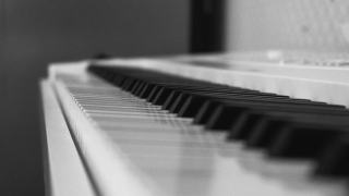 Accorder un piano : prix, déplacement et remise au diapason